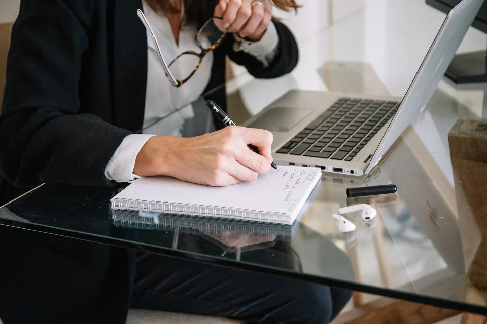 Illustration : travail sur des documents professionnels